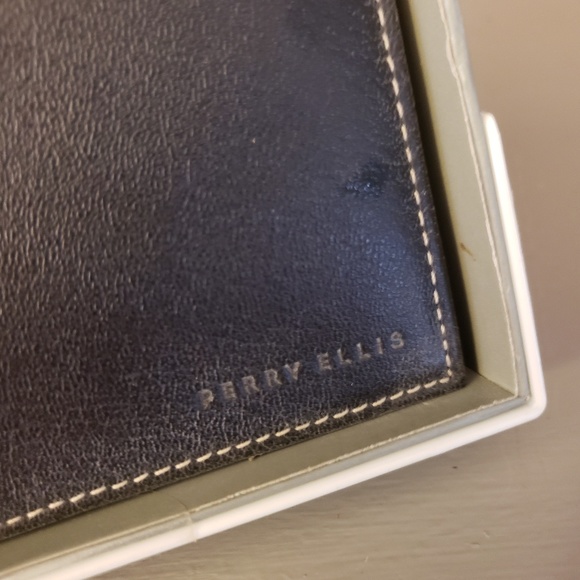 Perry Ellis Wallet - Picture 2 of 3